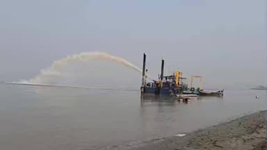 नाथनगर: अजमेरीपुर बैरिया में गंगा की धारा मोड़ने का काम शुरू, अंचलाधिकारी व नाथनगर पुलिस मौजूद