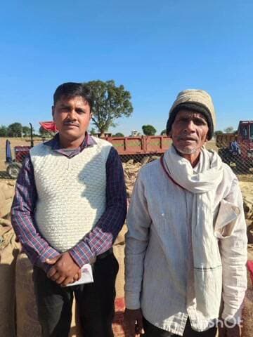 बैकुंठपुर: कंचनपुर निवासी पिता-पुत्र ने समिति में बेचे 30 क्विंटल से अधिक धान