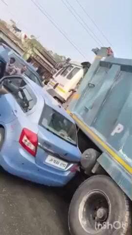 कसमार: बहादुरपुर में हाइवा ने स्विफ्ट डिजायर कार को टक्कर मारी, कोई हताहत नहीं