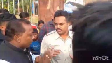 বাগনান ১: আমতার সোনাময়ী ফতে সিং নাহার উচ্চ বিদ্যালয়ের সপ্তম শ্রেণীর ছাত্র স্কুলে আগ্নেয়াস্ত্র নিয়ে আসায় অভিভাবকদের বিক্ষোভ