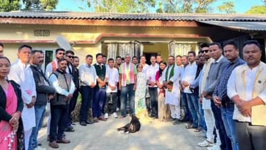 টিংখং: টিংখাঙত শ্বহীদ ধীৰেন দাস আৰু শ্বহীদ চন্দ্ৰ বুঢ়াগোহাঁইৰ বাসগৃহত উপস্থিত হৈ সম্বৰ্ধনা জনায় জিলা বিজেপিৰ সভাপতি দুলাল বৰাই