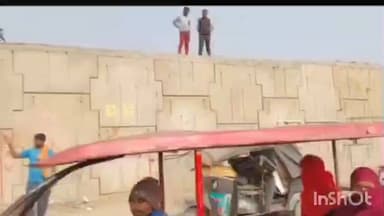 शेरघाटी: शेरघाटी में ठेकेदार की लापरवाही से फ्लाईओवर से गिरा टेम्पू, लोग बाल-बाल बचे