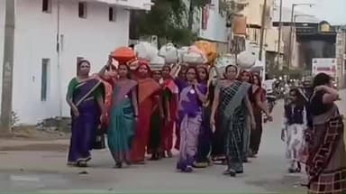 ಗುಳೇದಗುಡ್ಡ: ಪಟ್ಟಣದಲ್ಲಿ ಗಮನ ಸೆಳೆದ ಮಹಿಳೆಯರ ರೊಟ್ಟಿ ಬುತ್ತಿ ಜಾತ್ರೆ ಮೆರವಣಿಗೆ