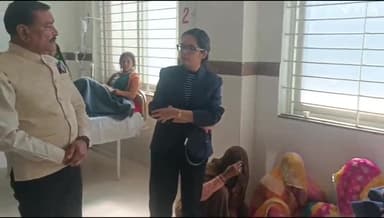 महिदपुर: जननायक समाजसेवी विजय सिंह गौतम ने छात्रावास की पीड़ित छात्राओं का जाना हाल