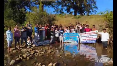 आठनेर: भैंसाघाट में जल संचय अभियान के तहत जन अभियान परिषद ने किया बोरी बंधान कार्य