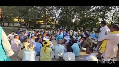 भीमपुर: बिजली कटौती से परेशान किसानों का फूटा गुस्सा, दामजीपुरा क्षेत्र में अधिक बिल व कम सप्लाई के विरोध में किया प्रदर्शन