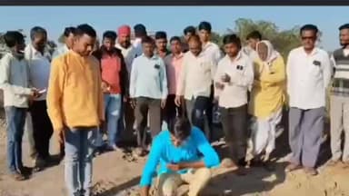 लोणार: रस्त्याचे काम सुरू करण्यासाठी गणपती बाप्पाची आरती करून आंदोलन