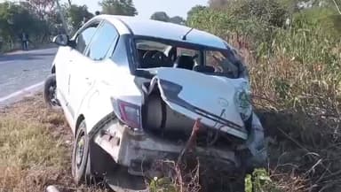 जालौन: बंगरा जालौन मुख्यमार्ग पर कार और ट्रक की भिड़ंत, कार बुरी तरह क्षति ग्रस्त