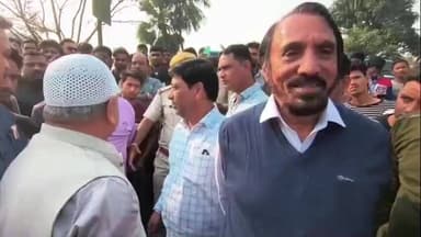 করণদিঘি: ১২ নং জাতীয় সড়ক অবরোধ: বেহাল দশায় চরম দুর্ভোগ, রাস্তায় আটকে মন্ত্রী গোলাম রাব্বানী