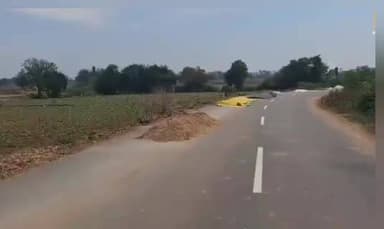 పాపన్నపేట్: ప్రధాన రహదారిపై వరి ధాన్యం ఆరబోత