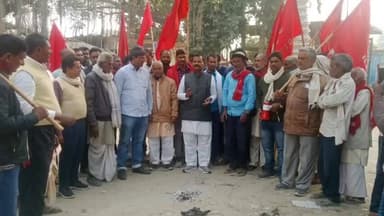 तेतरिया: अखिल भारतीय किसान सभा के आह्वान पर सिधवलिया बाजार में नए बिजली बिल और बीज विधेयक की प्रतियां जलाई गईं