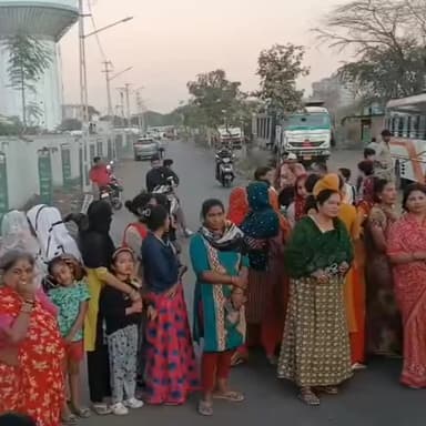 રાજકોટ દક્ષિણ: કટારીયાચોકડી આસપાસ 15 દિવસથી પૂરતું પાણી ન મળતા મહિલાઓ રણચંડી બની,રસ્તો ચક્કાજામ કર્યો,સમજાવવા ગયેલ PCR વાન પણ પાછી વળી