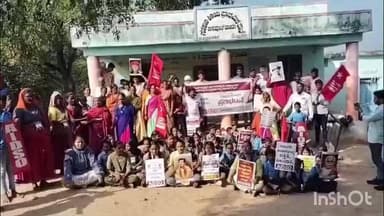 ಗುರುಮಿಟ್ಕಲ್: ಸರ್ಕಾರಿ ಶಾಲೆಗಳ ಮುಚ್ಚದಂತೆ ಫಸಪುಲ್ ಗ್ರಾಮದ ಸರ್ಕಾರಿ ಶಾಲೆ ಮುಂದೆ ಎಐಡಿಎಸ್ಓ ನೇತೃತ್ವದಲ್ಲಿ ಪ್ರತಿಭಟನೆ