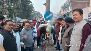 लालकुऑ: लालकुआं में विभिन्न संगठनों के पदाधिकारियों ने कांग्रेस के वरिष्ठ नेता का किया पुतला दहन