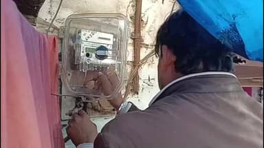 जबलपुर: गोहलपुर में स्मार्ट मीटर लगाने पर विवाद, एसडीएम और पार्षद के बीच हुई जमकर बहस!