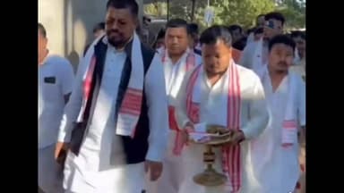 ডুমডুমা: শদিয়া সমষ্টিৰ বহুকেইগৰাকী শ্বহীদৰ পৰিয়ালক সাক্ষাৎ কৰি সম্বৰ্ধনা আৰু শ্ৰদ্ধা নিবেদন বিধায়ক বলীন চেতিয়াৰ