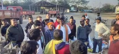 सूरजपुर: सूरजपुर धान खरीदी केंद्र का निरीक्षण, 370 किसानों से 16 हजार क्विंटल धान की खरीदी, विधायक ने लिमिट बढ़ाने का भरोसा दिया