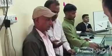 दनियावां: दनियावां बाजार के वसुधा केंद्र पर सरकारी योजनाओं की ऑनलाइन जानकारी के लिए उमड़ी भीड़