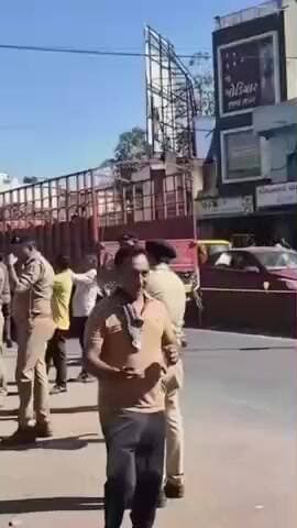 દહેગામ: દહેગામ પોલીસ દ્વારા મુખ્ય રસ્તાઓ પરના લારી ગલ્લાઓ દબાણો દૂર કરવામાં આવ્યા