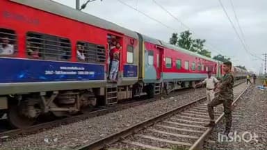 थावे: पटना-थावे ट्रेन बंद होने से यात्रियों की बढ़ी परेशानी, बिना सूचना के ट्रेन बंद करने पर यात्रियों में रोष