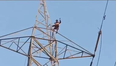 प्रयागराज के घूरपुर क्षेत्र के बीकर गांव में एक युवक मोबाइल टावर पर चढ़कर हाई-वोल्टेज ड्रामा कर रहा है। मौके पर पुलिस और...