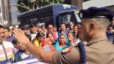 #आज़मगढ़ के SSP अनिल कुमार की भाषा अपनी जगह सही है।
जो जिस भाषा में समझे उसी में समझना चाहिए।मगर क्या एक अधिकारी पर यह भ...