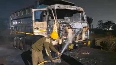 জামুরিয়া: ৬০ নম্বর জাতীয় সড়কের তপসী রেলগেটের সামনে কয়লা বোঝায় ১ টি ডাম্পারে আগুন , ঘটনাস্থলে একটি দমকলের ইঞ্জিন