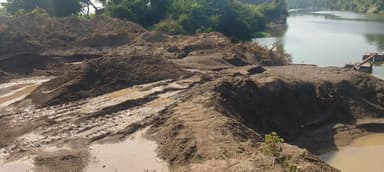 વંથળી: માણાવદર રોડ પર ઉબેણ નદીમાં બિનઅધિકૃત રેતી ખનન ઝડપાયું, હિટાચી મશીન સીઝ કરી કાર્યવાહી કરાઈ