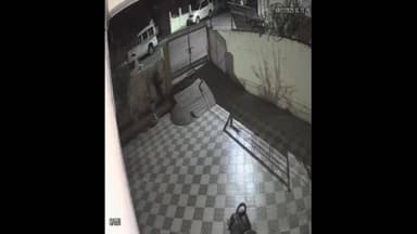 अंबाजोगाई: अंबाजोगाईत घरासमोरील टाटा सुमो गाडी चोरी करून घेऊन जाताना चोरटे सीसीटीव्ही कॅमेऱ्यात कैद झाले