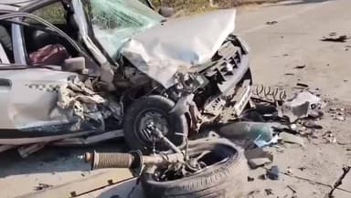 ठीकरी: दवाना-ठीकरी मार्ग पर 2 कारों की जबरदस्त भिड़ंत, दोनों के उड़े परखच्चे, 3 लोग घायल, इलाज जारी