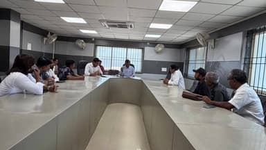 ધરમપુર: તાલુકા સેવા સદન ખાતે એસઆઇઆરની કામગીરી અંગે બેઠક યોજાઈ