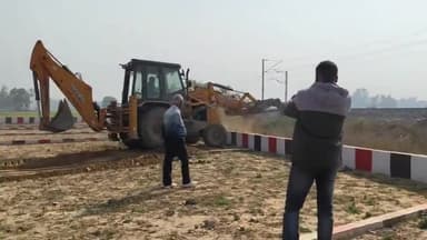 महमूदाबाद: महमूदाबाद में अवैध प्लाटिंग पर चला बाबा का बुलडोज़र, अवैध निर्माण करने वालों में मचा हड़कंप