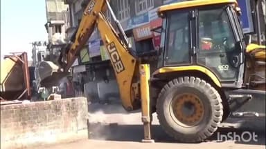 કતારગામ: ગોલવાડ ખાતે પૂર્વના ધારાસભ્ય અરવિંદ રાણા દ્વારા બનાવેલ પાર્કિંગ ની દિવાલ પાલિકા દ્વારા તોડી પડાવામા આવી.