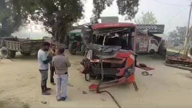 पयागपुर: मधनगरा मोड के पास रोडवेज बस और प्राइवेट बस में हुई टक्कर, दोनों बसों के चालकों को आई चोट, इलाज जारी