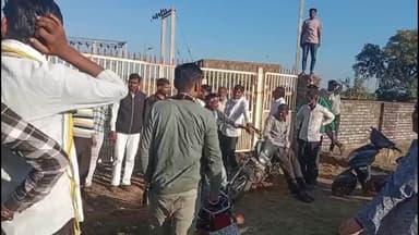 किशनगंज: जलवाडा में दिन में थ्री फेज बिजली की मांग को लेकर किसानों ने किया धरना