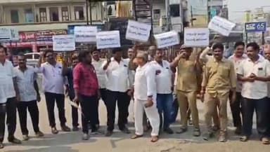 తణుకు: రవాణా వాహనాలకు ఫిట్నెస్ చార్జీల పెంపుకు నిరసనగా నరేంద్ర సెంటర్లో వాహన యజమానులు, డ్రైవర్లు ధర్నా