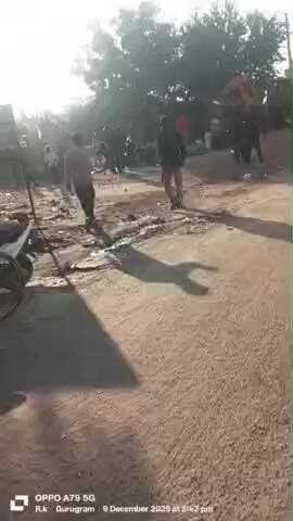 Gurugram, Basai Road, near Shani mandir, कुटिया मन्दिर के सामने झुग्गी झोपड़ीयो पर चला
JCB ka panja