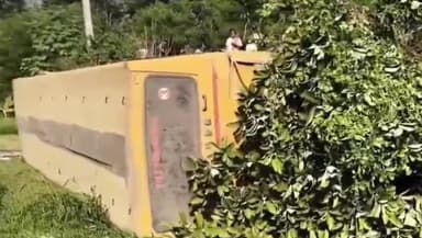 తణుకు: పెరవలి మండలం తిపర్రులో ప్రమాదానికి గురైన స్కూలు బస్సు, ఇద్దరు విద్యార్థులకు గాయాలు