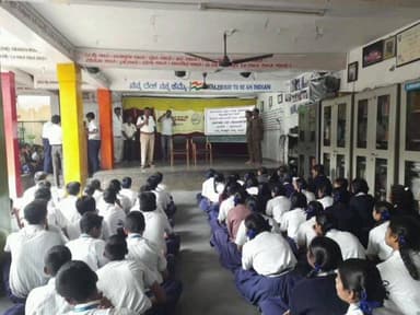 ಕನಕಪುರ: ಪಟ್ಟಣದ ಬ್ಲಾಸಮ್ ಶಾಲೆಯಲ್ಲಿ ಸಂಚಾರಿ ಪೊಲೀಸರಿಂದ ವಿದ್ಯಾರ್ಥಿಗಳಿಗೆ ರಸ್ತೆ ಸುರಕ್ಷತೆ ಬಗ್ಗೆ ಅರಿವು