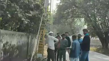 चंदौली: बबुरी में ट्रक ने बिजली पोल को मारी टक्कर, 70 घरों की बिजली गुल, विभाग ने शुरू किया मरम्मत कार्य