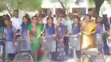 கொடுமுடி: பாசூர் அரசு மேல்நிலைப் பள்ளியில் விலை இல்லா மிதிவண்டிகளை மாணவர்களுக்கு வழங்கினார் எம் எல் ஏ சரஸ்வதி