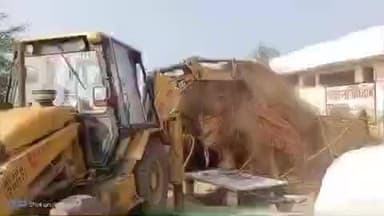 लालगंज: शिवगुलाम टोल प्लाजा अतरैला के पास फैले अस्थाई अतिक्रमण को हटवाने की प्रक्रिया शुरू, तहसील प्रशासन व पुलिस मौके पर पहुंची