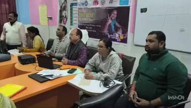 महाराजगंज: सामुदायिक स्वास्थ्य केंद्र सदर पर जीरो डोज बच्चों के टीकाकरण के लिए आशा-एएनएम को दी गई ट्रेनिंग