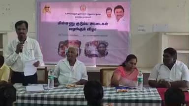 சேந்தமங்கலம்: வட்டாட்சியர் அலுவலகத்தில் பயனாளிகளுக்கு மின்னணு குடும்ப அட்டையை தமிழ்நாடு பழங்குடியினர் நல வாரிய தலைவர் வழங்கினார்