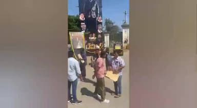 ಮೈಸೂರು: ಡೆವಿಲ್ ಚಿತ್ರದ ಯಶಸ್ವಿಗಾಗಿ ಕುಂಬಳಕಾಯಿ ದೃಷ್ಟಿ ತೆಗೆದು ಪ್ರಾರ್ಥಿಸಿದ ಅಭಿಮಾನಿಗಳು