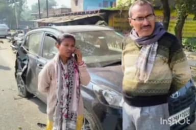 नवा बाज़ार: बाना में खड़ी कार को ट्रक ने मारी टक्कर, नावा बाजर अंचल कर्मी बाल-बाल बचे