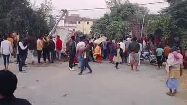 दुर्गावती: दहियाव गांव के पास NH-19 पर अगला टायर फटने से अनियंत्रित होकर हाइवा गड्ढे में पलटा, बड़ा हादसा टला