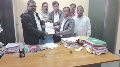 खलारी: ओपन माइन्स खोदकर छोड़ने और आग लगने के मामले पर सीओ को सौंपा ज्ञापन