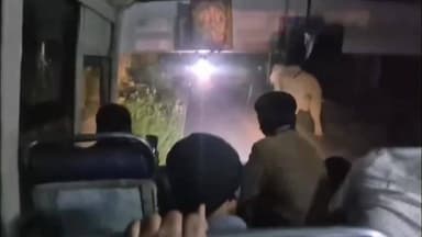 கூடலூர்: பேருந்து முன் வாக்கிங் சென்ற யானையால் தொரப்பள்ளி சாலையில் பரபரப்பு