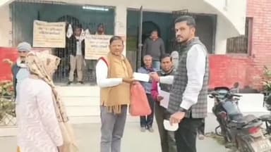 बंदरा: हत्था पंचायत में सीओ ने अग्नि पीड़ितों को सहायता राशि का चेक सौंपा, दो परिवारों का घर जलकर हुआ था राख